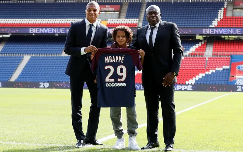 Kylian with his younger brother Ethan and his Father Wilfried. Photo by Reuters/Gonzalo Fuetez