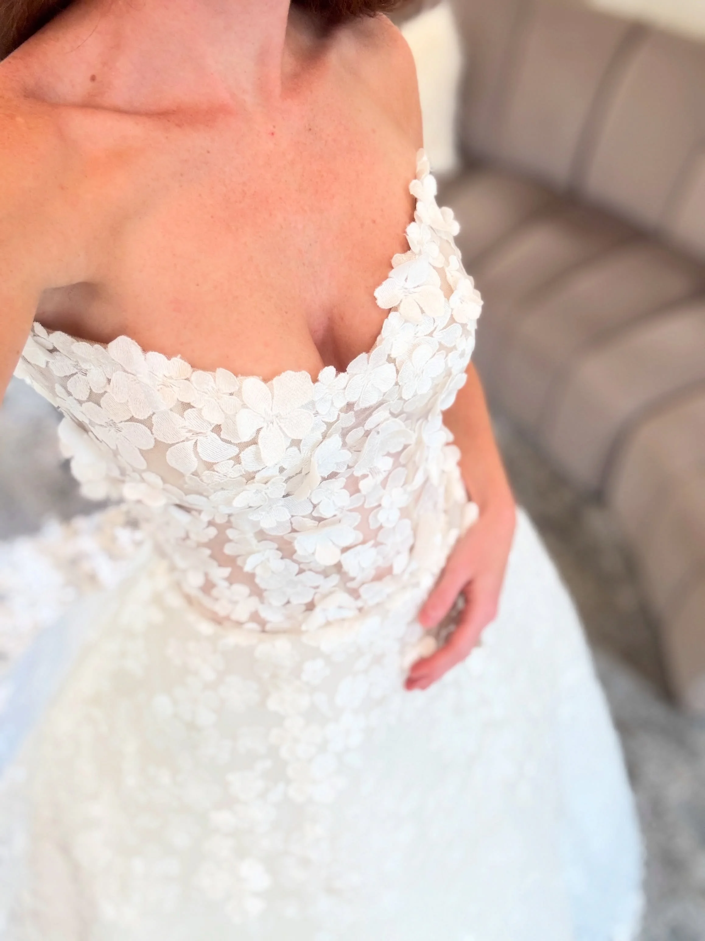 Drenched in flowers 🌸

We can&rsquo;t get enough of this #newarrival from our exclusive Private Collection (and her matching veil just might send us over the edge). 

House of White is a luxury bridal boutique located in Historic Newburgh, Indiana. 