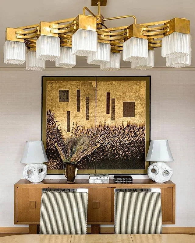 An 1940's sideboard, 1960's lamps and a 16th century chest in a modern mudroom? Why yes, I think I would like that very much. Inspired design by @irakliz via @elledecor
.
.
.
.
.
.
.
.
.
.
#interiordecor #interiors #design #decor #homedesign #bhg #in