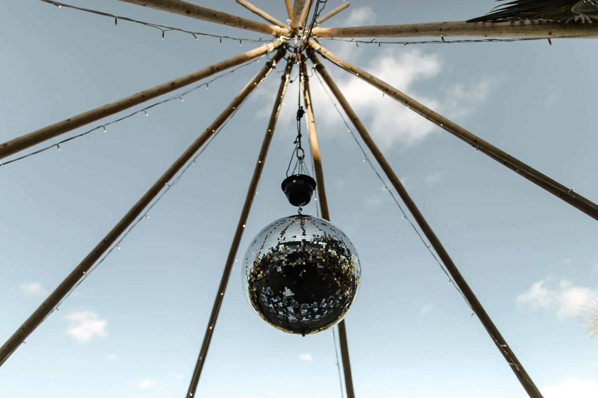 A disco-inspired Byron Bay wedding surrounded by nature at Friday Hut Road | Hampton Event Hire, Wedding and Event Hire | Fleur & Threads | Photo by Jimmy Raper