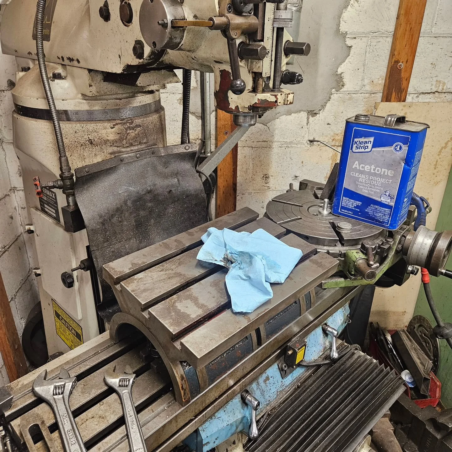 Tell you whats nice is a small angle t slot table when trying to extract snapped banshee head studd bolts. 
#banshee #snappedbolt #fablife #milling