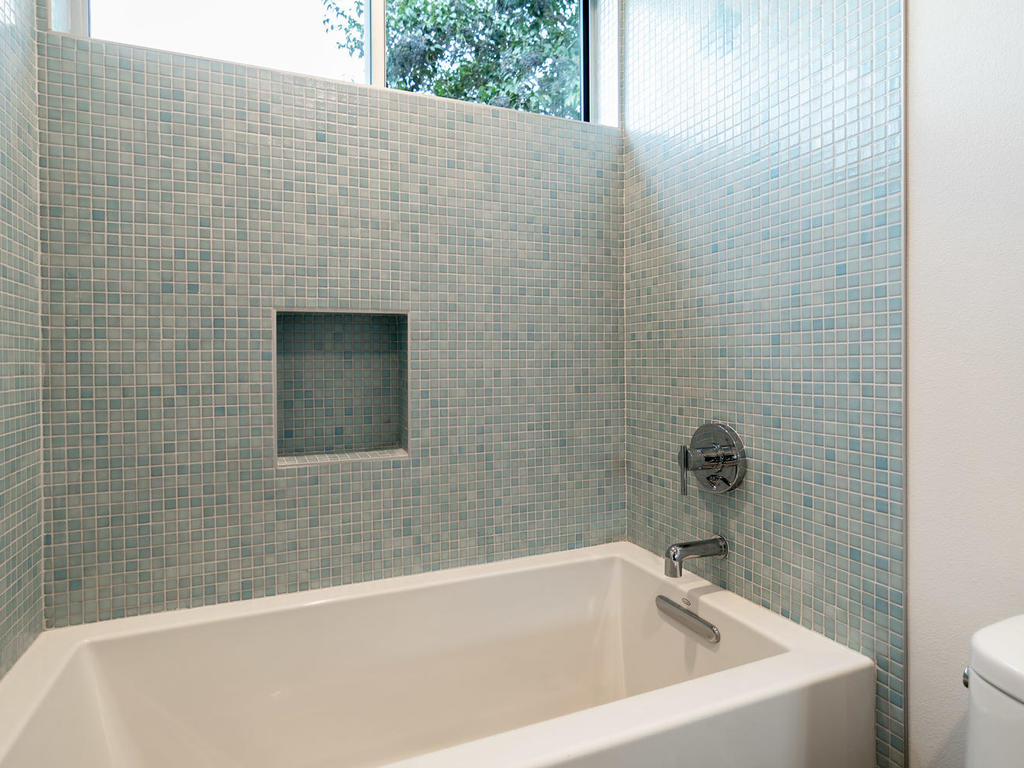 410 Post A 2nd Bath 2.jpg