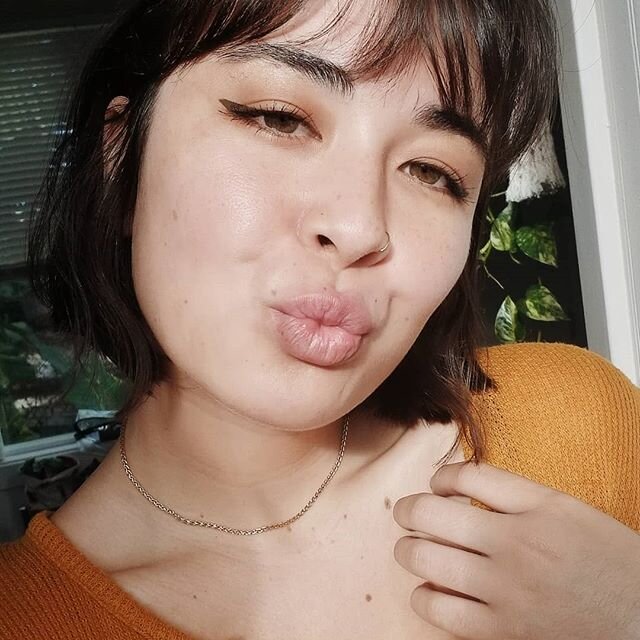 Pics like this have me forever torn between growing my hair out and rocking the short ass bob. It is probably good for my impulsive self that I can't make an appointment with my stylist right now...though that doesn't stop me from trimming my bangs..