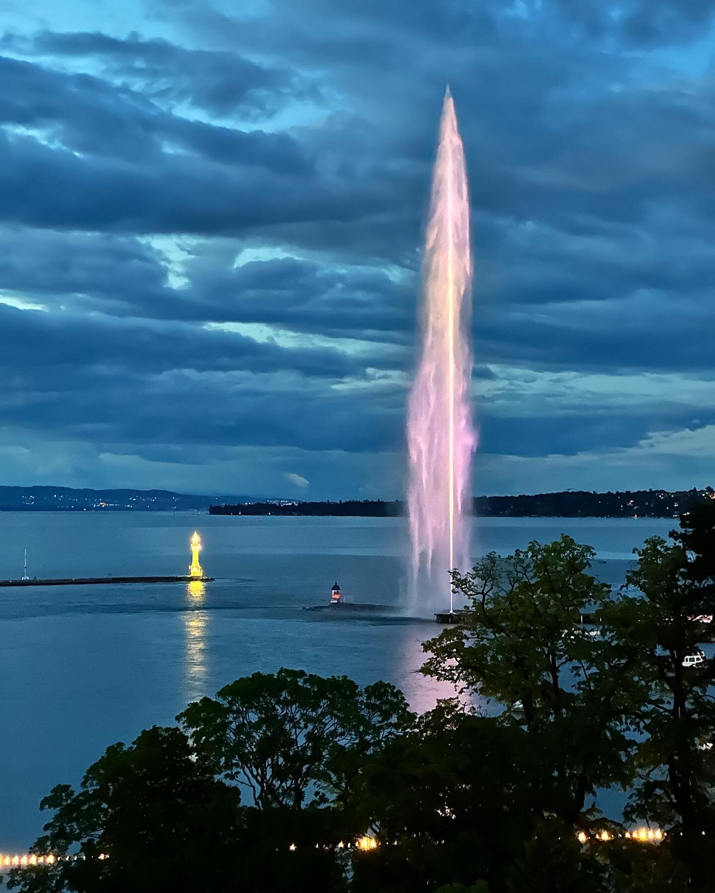 Last night, I had drinks with a view at Geneva&rsquo;s popular @metrooftop. And, my, what a view it was! 🤩

POLL: Do you prefer Geneva&rsquo;s Jet d&rsquo;Eau during the day, at sunset or at night? Me, I&rsquo;m all of the above! ⛲️

#geneva #geneva