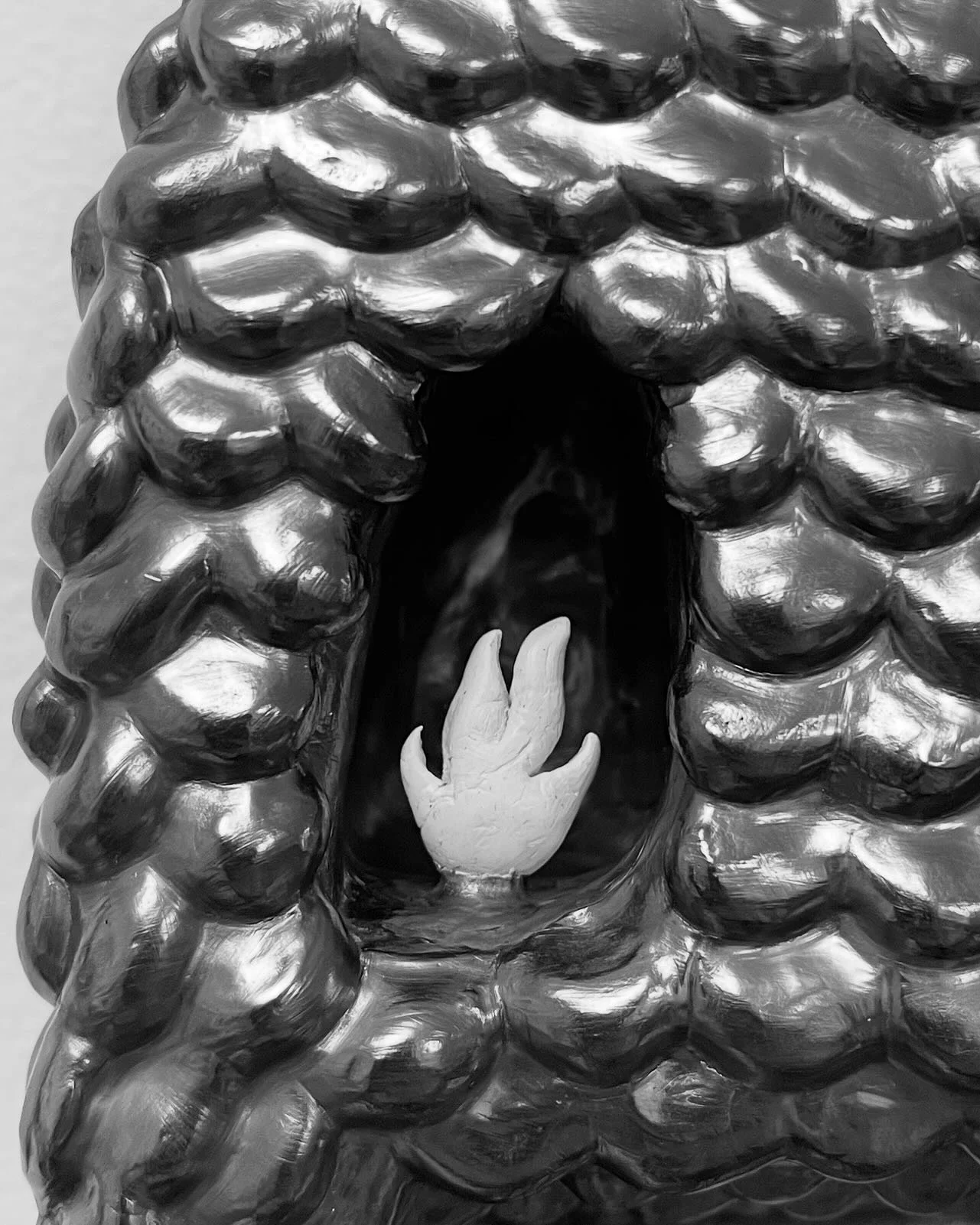 🔎 
.
.
.
.
#graphite #sculpture #detail #monochrome #blackandwhite #art #contemporarysculpture #contemporaryart #sculpturedetail