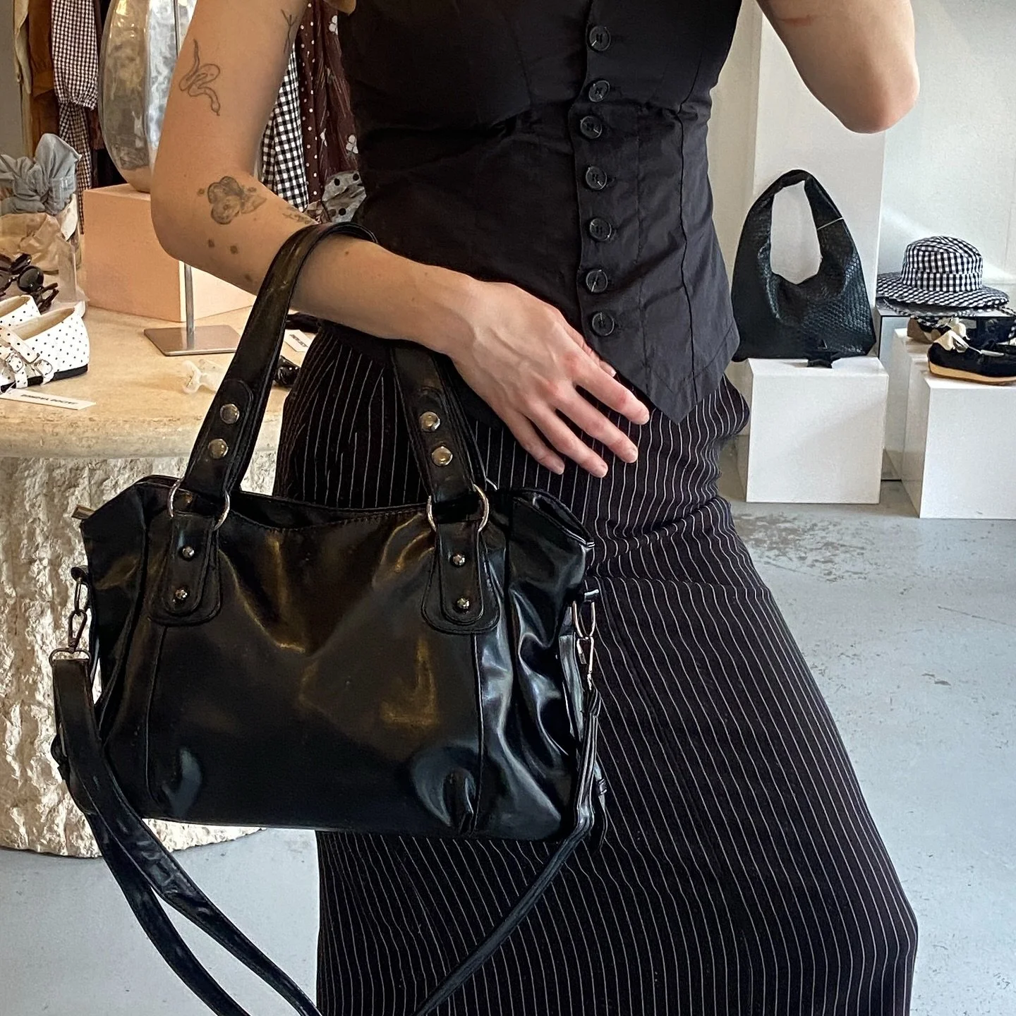 office siren fit for your sunday scaries ⭐️💫‼️🦋🥰

beautiful structured vest $69
gorgy pin stripe skirt $89
black bag $69