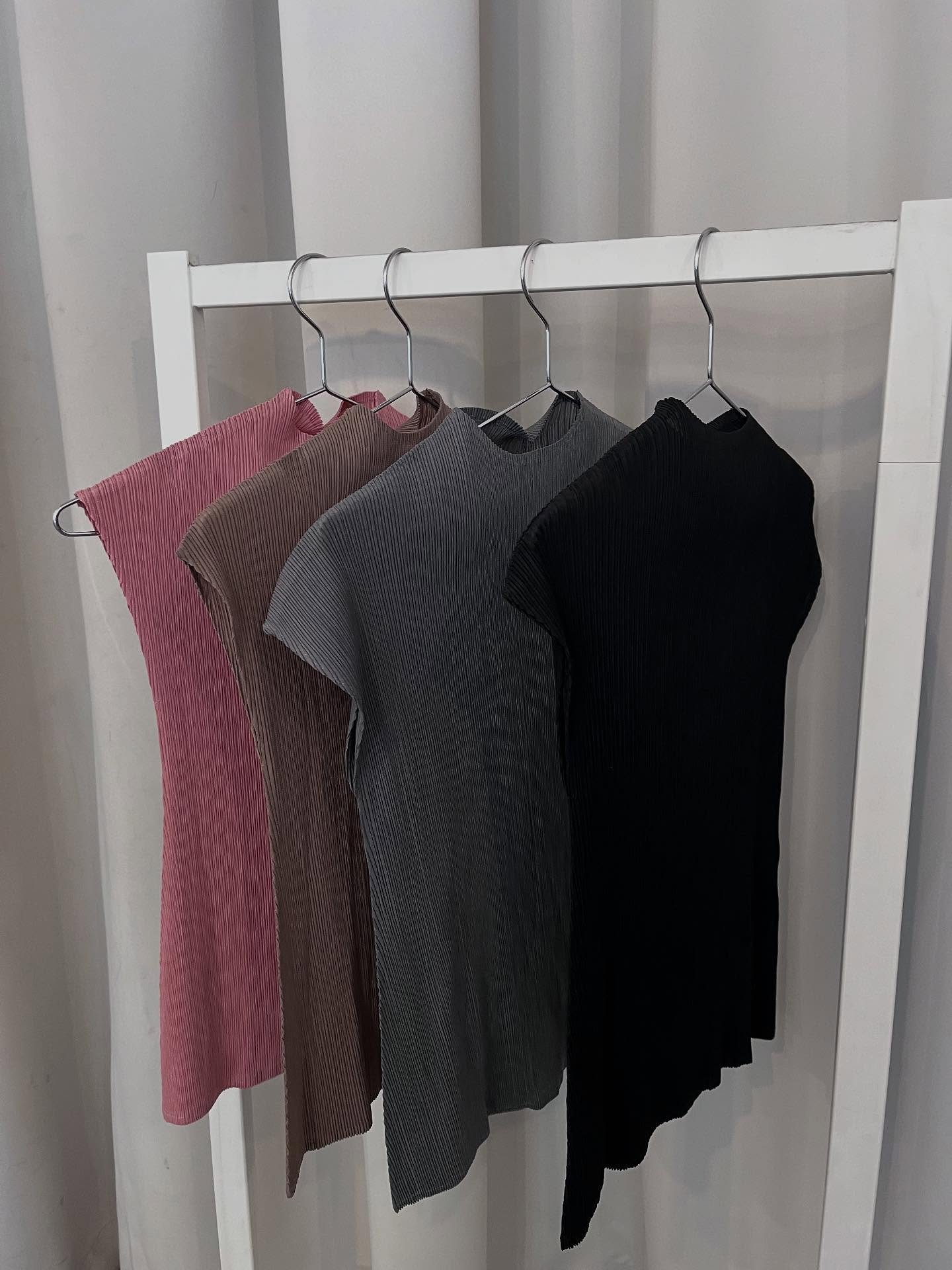 💋 RESTOCK 💋

Pleated tops are back for summer!