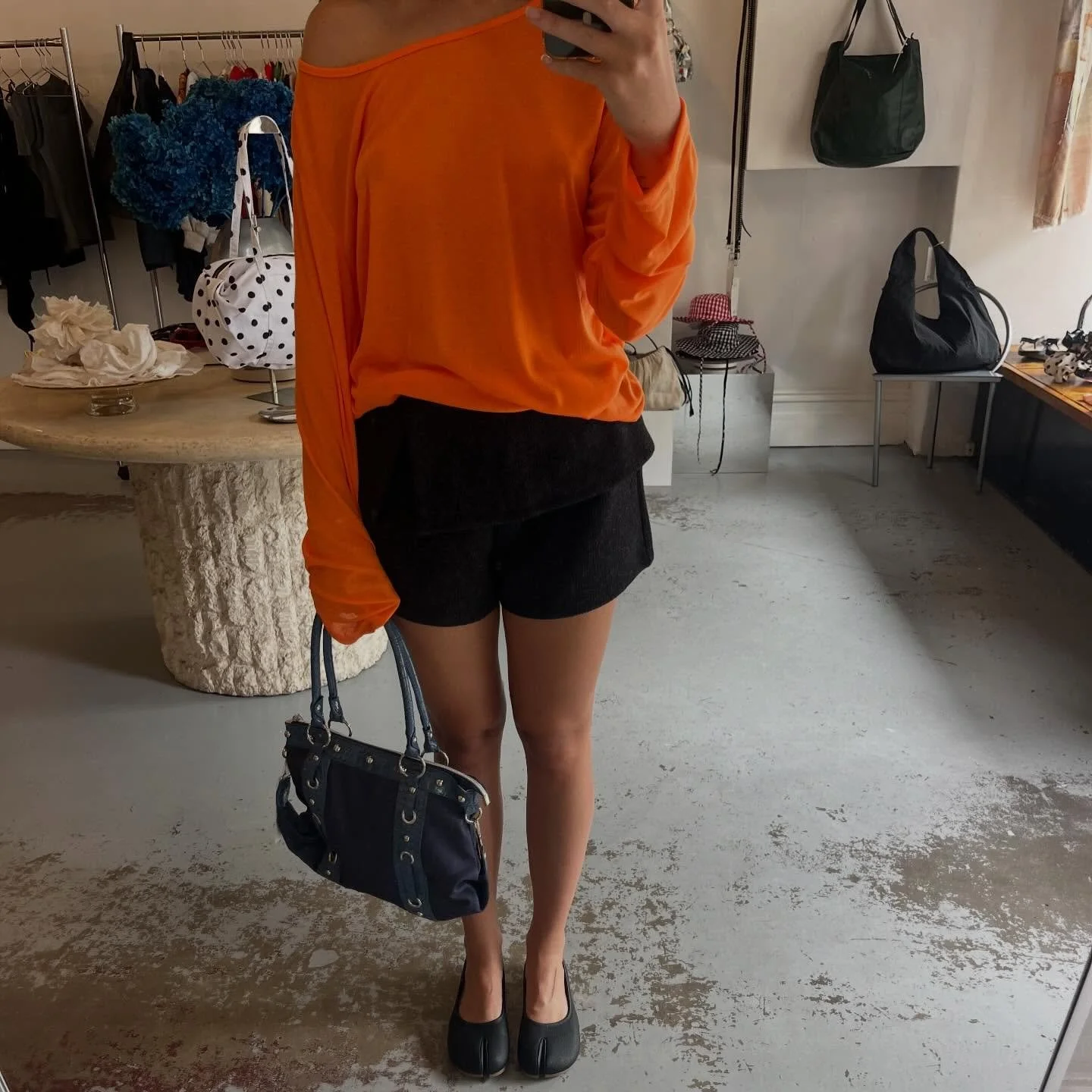 When the front window pops off you have to try on the whole fit🍊🍊🍊🍊🍊🍊 

Slouchy orange long sleeve_$59
Wool mini shorts_$69
Black tabi flats_$79
Navy detailed handbag_$69