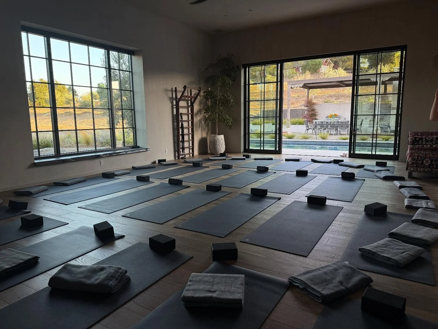 An evening prep for a beautiful day that will unfold with @briannabrownkeen @wellawayretreats at Olive Hill Sonoma. A &ldquo;Self-Love&rdquo; retreat haven. 

🤍we can&rsquo;t wait to fill this space with all of you coming!