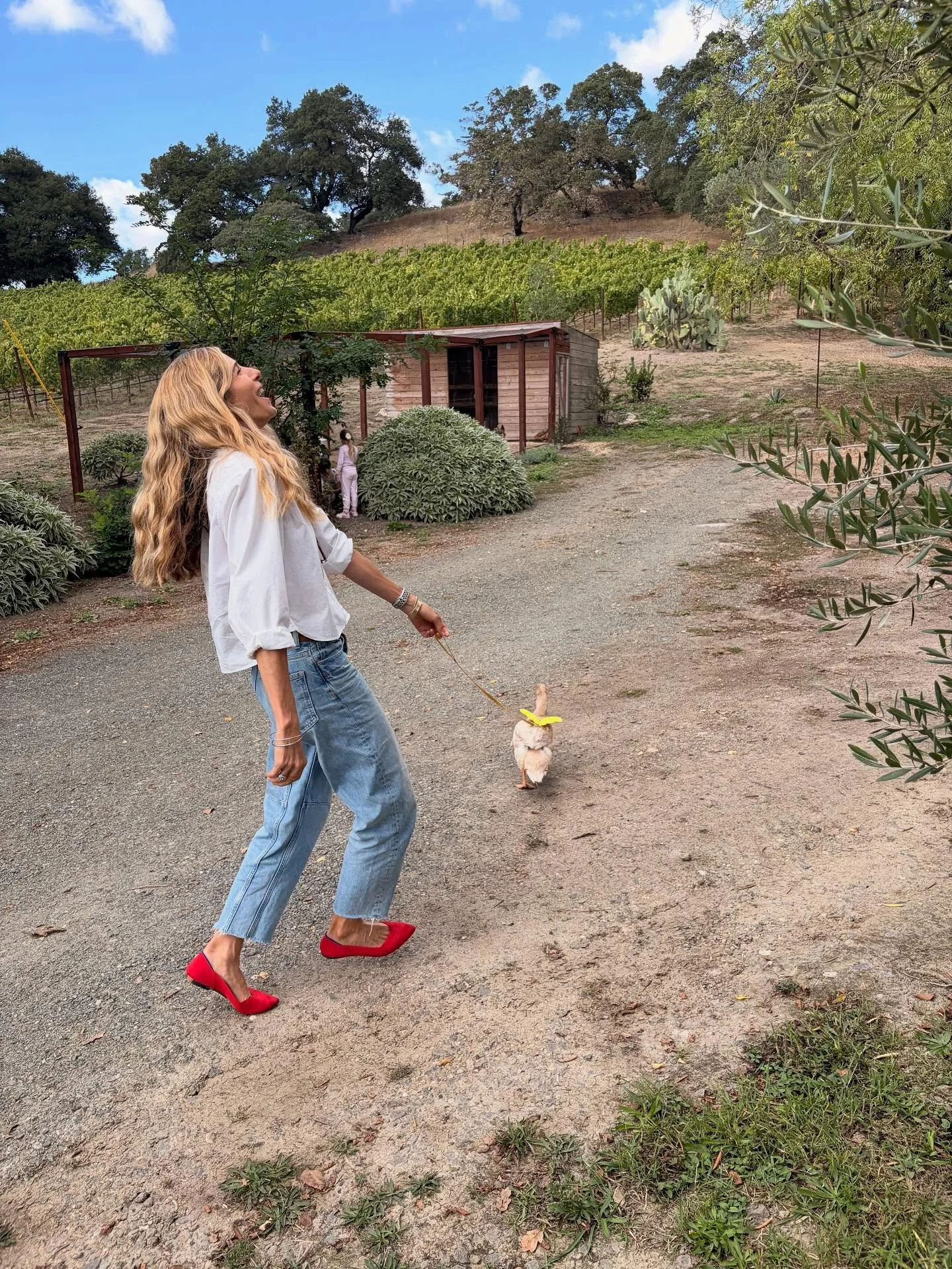 When in doubt take a duck for a walk 🦆🤍😊

Afterschool sweetness with @liaices and the loveliest cuties bringing joy to our day. Thanks for this 📸