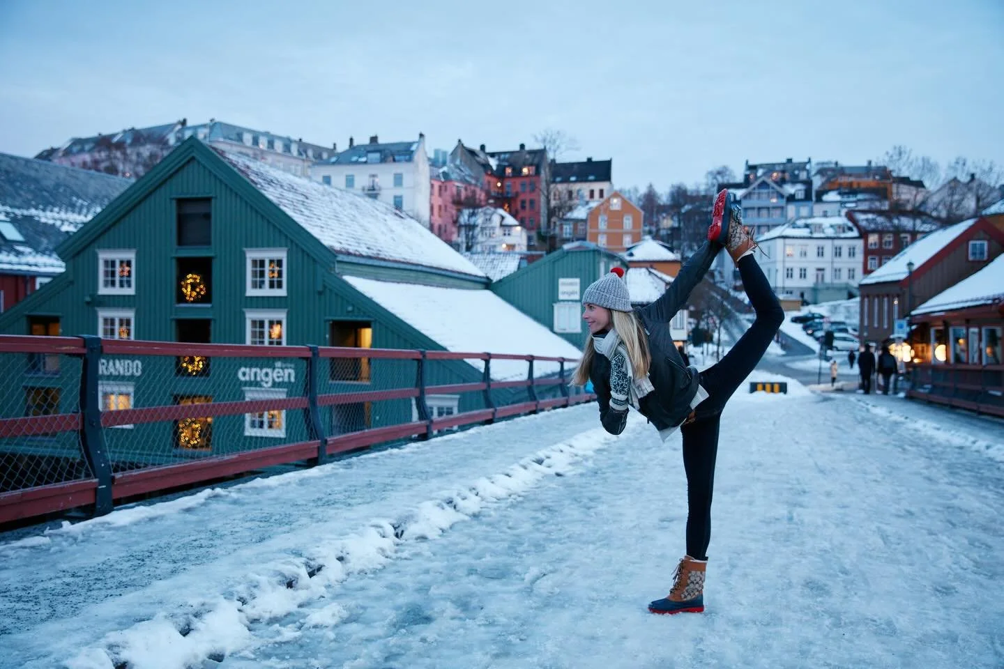 WINTER YOGA FUN❄️
Over the years between various parts of Norway and Sweden my talented husband @erikalmas has iindulged my requests for capturing yoga posses in beautiful snowy places! 
When life gets slippy, squishy or unpredictable&hellip;your min