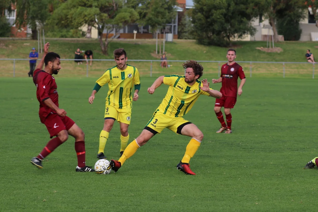 ROBBIE BLACK FIGHTS FOR POSSESSION AGAINST FREMANTLE CITY
