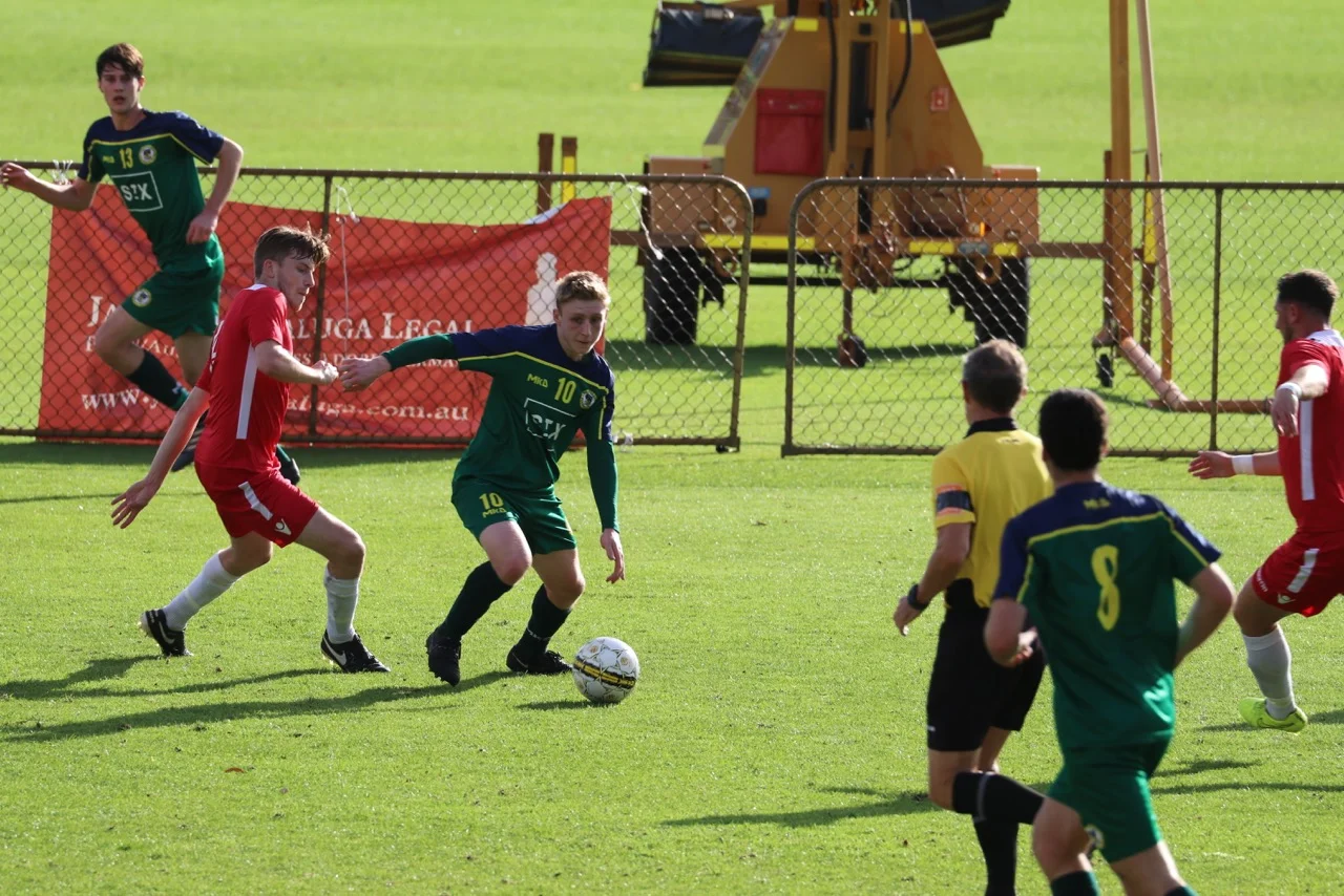 MATCH WINNER ALEX KRETOWICZ ESCAPES AN ASHFIELD DEFENDER - CREDIT: GABRIELE MALUGA