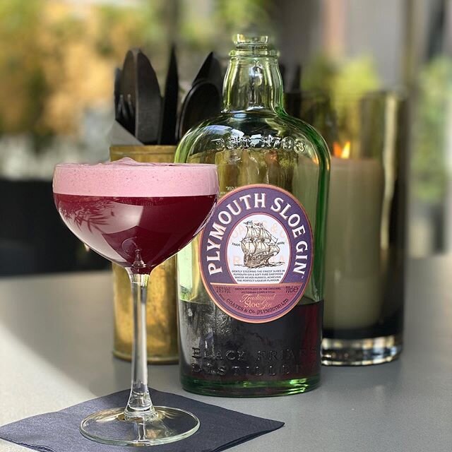 Vi har gjort g&aring;rdhaven klar til lange sommeraftner ☀️Vi forsl&aring;r at i starter ud med vores Pink Lady der best&aring;r af Sloe Gin, bl&aring;b&aelig;r og citron til 65kr