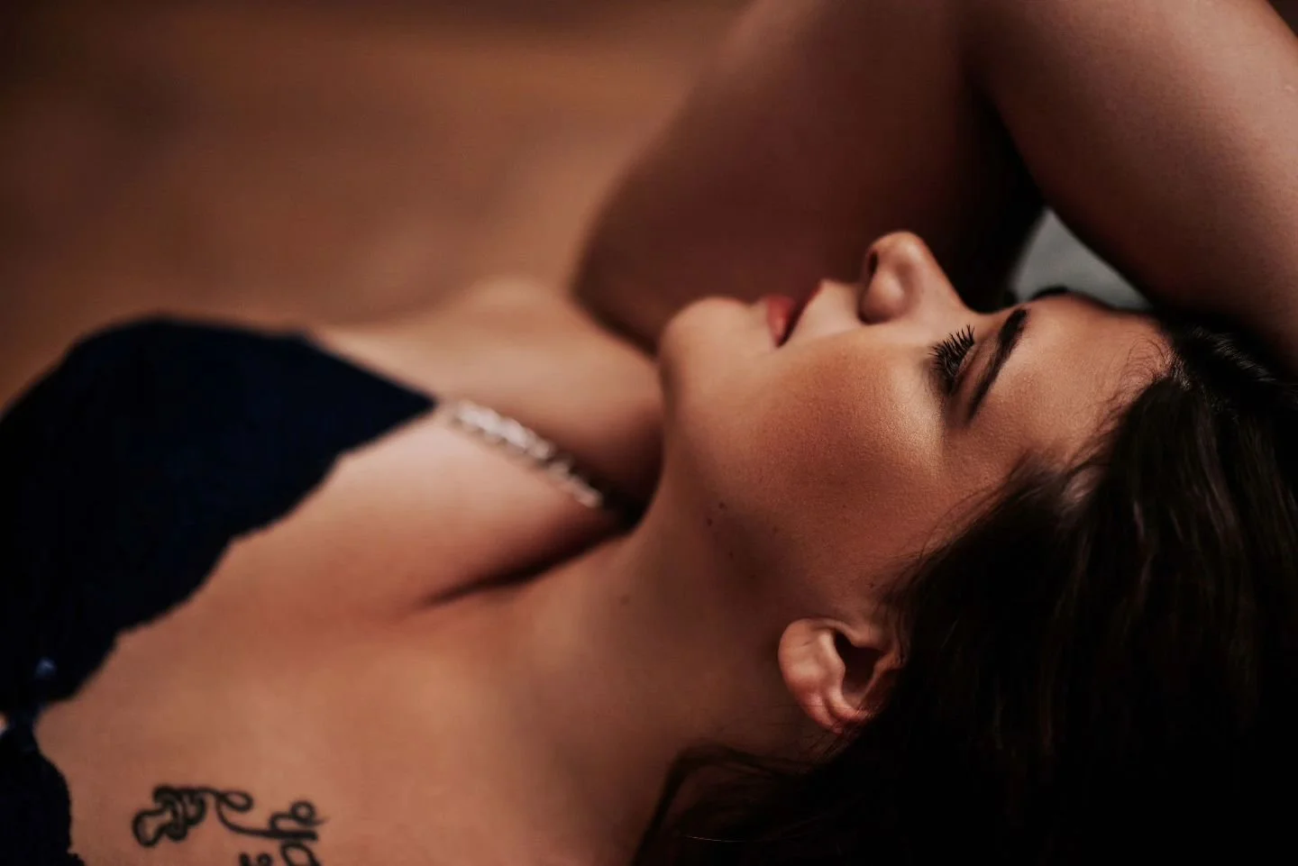 Stap uit je comfortzone en de spotlight in. Een boudoirshoot is niet eng &ndash; het is bevrijdend. Laat je schoonheid stralen. 🌸

Het word pas echt leuk als je buiten de lijntjes durft te kleuren.

De deuren zijn nog even open. Kies voor jezelf, la