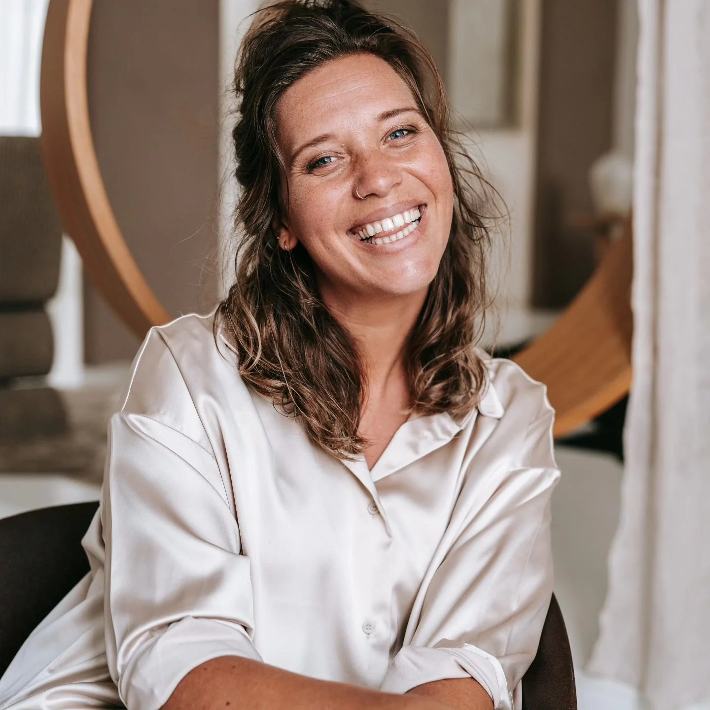 Ik stel me graag even voor:

Dit ben ik, Ellen Bolckmans, 35 jaar. Jawel, een vrouw achter de camera. Een vrouw die het enorm leuk vind om andere vrouwen zich in hun kracht te laten staan.
Ik hou graag een spiegel voor (all&eacute;, of mijn camera😉)