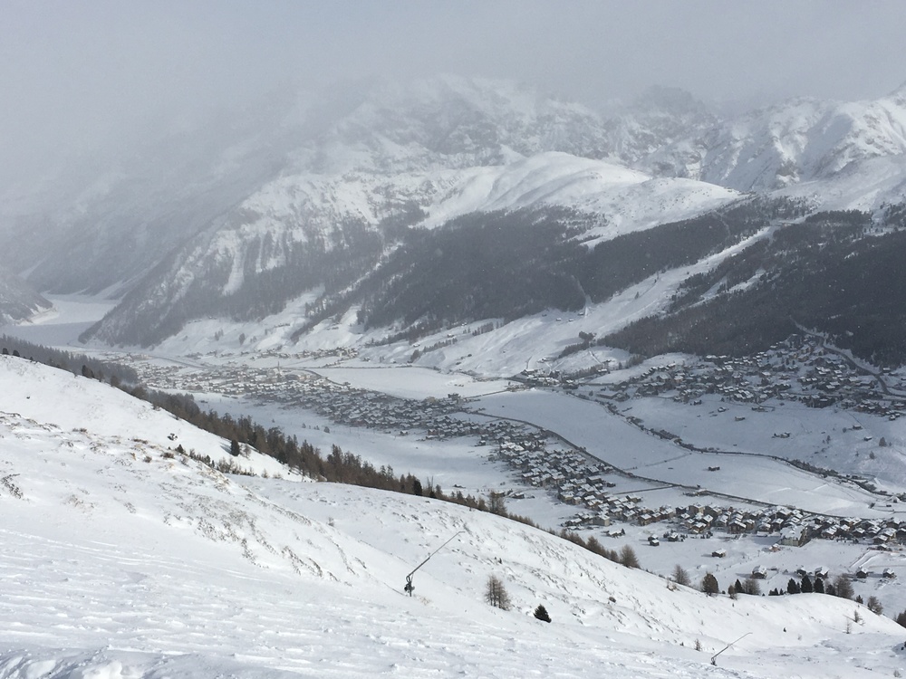  The beautiful town that is Livigno. Situated in Northen Italy, at the Switserland border. (This is the actual colour of the photo, no black and white filters :) ) 