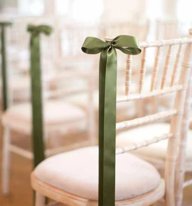 bows-on-aisle-chairs-v0-eah3u89gta3g1.webp