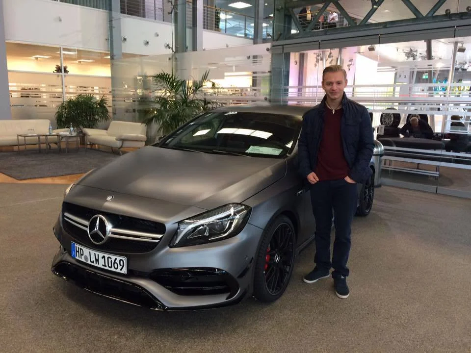 +++ Gratulation an Lucas Wolf +++ Das war ein spannendes und erfolgreiches Jahr für den Motorsportler Lucas Wolf. Inzwischen hat Lucas seine Ausbildung zum Instruktor in der Mercedes-Benz AMG-Driving Academy mit Erfolg abgeschlossen. In diesem Jahr war Lucas für AMG viel unterwegs unter anderem in China, Deutschland, Portugal, Italien, Spanien, und diesen Winter geht es noch nach Schweden. Und als AMG Instruktor fährt man natürlich auch privat einen AMG. Und zwar den neuen Mercedes-AMG A 45 mit 381 PS hier bei der Übergabe im AMG-Performance Center in Frankfurt. Seine Facebook Fan Page gehört zu den beliebtesten Motorsportler Seiten im Netz und hat nun bereits aktuell 6072 Fans und wächst täglich. Die Seite findet Ihr unter https://www.facebook.com/Lucas-Wolf-Official-365405603487478/ Ich wünsche Lucas für 2016 weiterhin viel Erfolg!