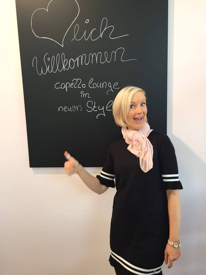 Glückwunsch an Sandra Pietzschmann und das Team der neuen Capello Lounge in Dresden zur erfolgreichen Wiedereröffnung nach 4 Wochen Bauzeit. Die Resonanz und Begeisterung der Kunden nach 1 Woche ist überdurchschnittlich positiv. Dresden hat einen neuen Flagshipsalon und das Team wird basierend auf dem modifizierten Salonkonzept und dem neuen Salonstyle neue Zeichen in der Dresdner Friseurszene setzen. PS: Mein Respekt an Sandra Pietzschmann und Ihr Team für all das was in letzter Zeit gemeinsam gestemmt wurde! Die neuen Salonfotos folgen in Kürze. Tägliche News erfahrt Ihr auf der Fan Page unter https://www.facebook.com/www.facbook.comCapelloLounge/… Capello Lounge ist in Dresden inzwischen mit über 2500 Fans auch der Friseur mit den meisten Fans!