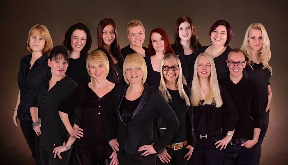Es läuft sehr gut im Friseurunternehmen von Peggy Meyer in Berlin. Das Unternehmen gehört inzwischen zu den besten Friseuradressen in Berlin, ist Mitglied der Intercoiffure und einer der besten und bekanntesten Flagshipsalons von L'Oréal Professionnel, Redken, Kerastase, Shu Uemura und Decelor in Berlin 15 Mitarbeiter arbeiten im Hauptgeschäft und weitere Mitarbeiter in den zwei Berliner Perückenstudios. Im Bereich der Haarverlängerung/Haarverdichtung ist das Unternehmen e benfalls einer der führenden Anbieter in der gesamten Berliner Region. Für die Zukunft sind weitere Projekte geplant unter anderem im Herrensegment. Im Social Media Bereich gibt es zwei Facebook Fan Pages unter https://www.facebook.com/HAUTundHAAR.Peggy.Meyer/ mit aktuell 7635 Fans und im Bereich der Haarverlängerung die Page https://www.facebook.com/Haarverlängerung-Berlin-545404092…/ mit aktuell 9325 Fans. Die Website findet Ihr unter www.peggymeyer.de Fazit: Alles richtig gemacht mit dem Salonkonzept und weiterhin Vollgas geben.