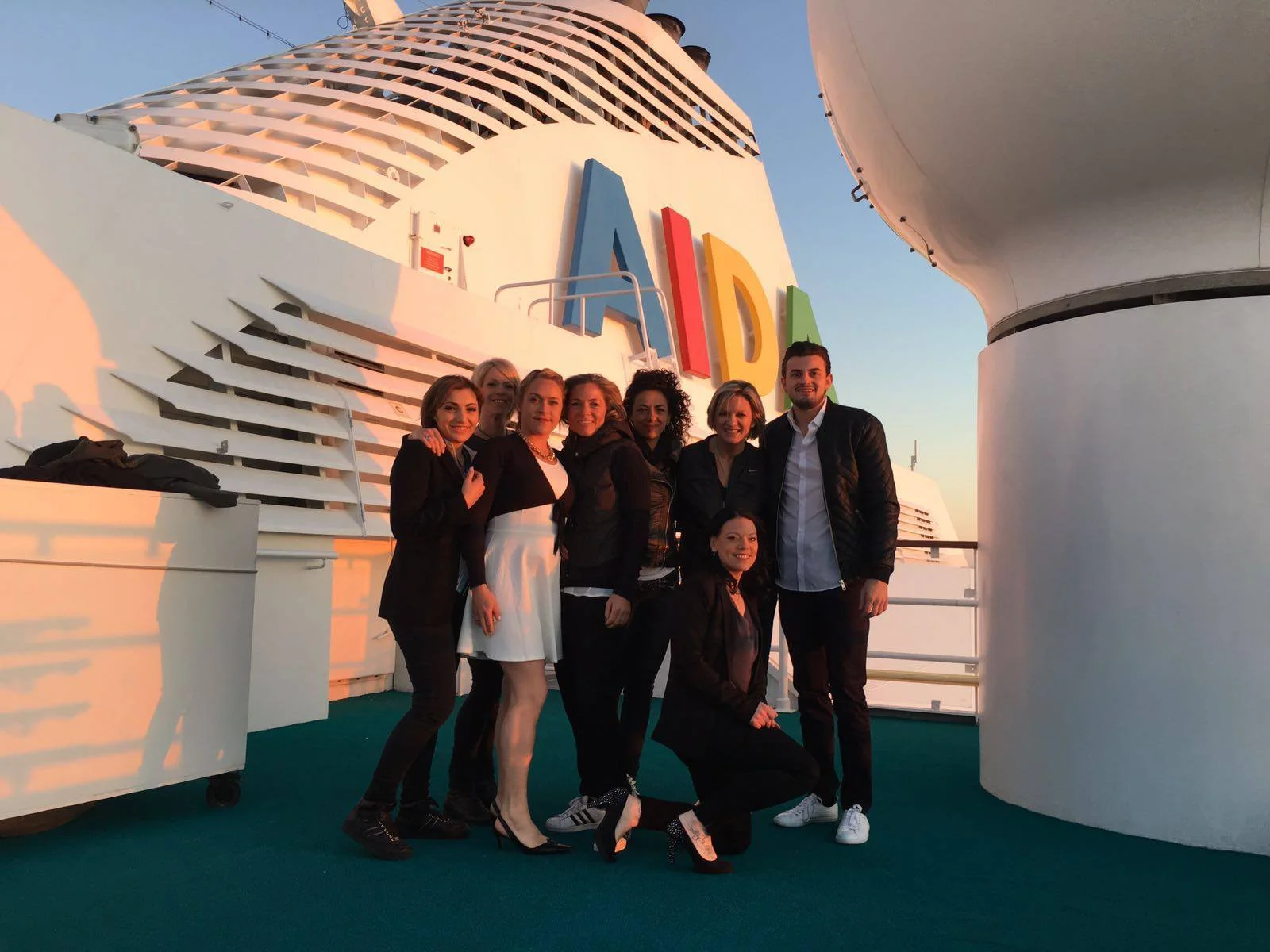 +++ TEAM BERND FRISUREN ON TOUR +++ Käptn Max Heinzmann und seine Crew on Tour im Mittelmeer auf der AIDA. Diese Reise gewannen 6 Mitarbeiter des Friseurunternehmens aus Göppingen https://www.facebook.com/Bernd-Frisuren-408047175998390/?ref=bookmarks im Rahmen der letzten Weihnachtsfeier als Belohnung für eine über 10-jährige Firmenzugehörigkeit im Unternehmen. Und zusätzlich zur Reise spendierte der Seniorchef Bernd Heinzmann die Flüge nach Spanien. PS: Eine tolle und lobenswerte Aktion und ein besonderer Akt der Anerkennung für langjährige Leistung im Unternehmen. Es geht doch nichts über hoch motivierte Mitarbeiter!