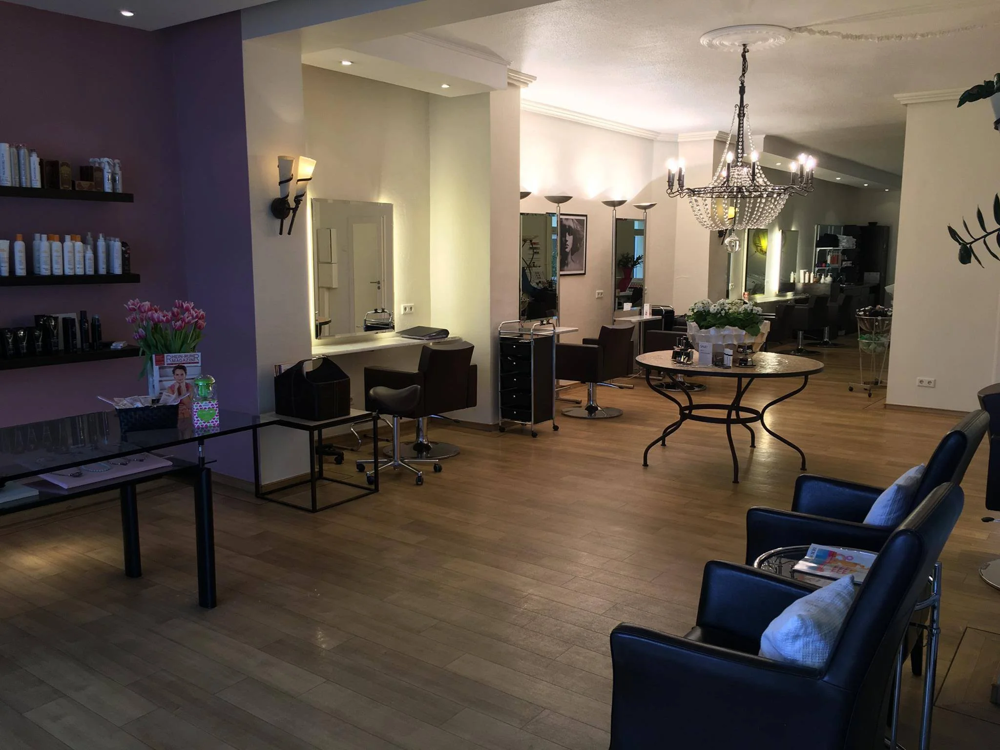Zu einer der besten Friseuradressen in Düsseldorf gehört seit Jahren der Salon von Coiffeur Marianne Gratl https://www.facebook.com/CoiffeurMarianneGratl/?fref=photo Das Team von Marianne Gratl ist fachlich sehr kompetent und vermittelt den Kunden ein besonders anspruchsvolles Friseurerlebnis und einen hervorragenden Kundenservice in einem sehr schönen Salonambiente. Marianne Gratl besucht regelmäßig die internationalen Modemetropolen (zuletzt New York, London, Mailand, Florenz) und informiert sich dort über die neuesten Modetrends. Das Unternehmen ist in Düsseldorf exklusiver Partner des italienischen Labels Medavita!