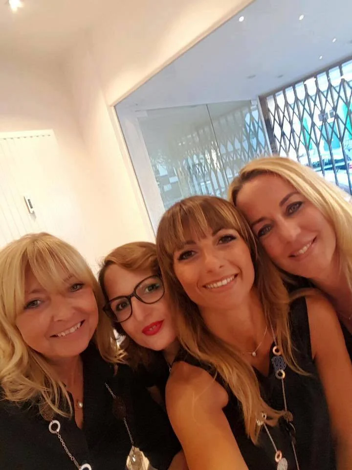 Ein cooles und erfolgreiches Team! 🤗 Die "Peffer Girls" 💇 von Peffer Friseure https://www.facebook.com/Petra-Peffer-Friseure-146535155482571/ aus Solingen. (Jacky und Raffael die beiden "Hähne im Korb" fehlen leider auf dem Foto.