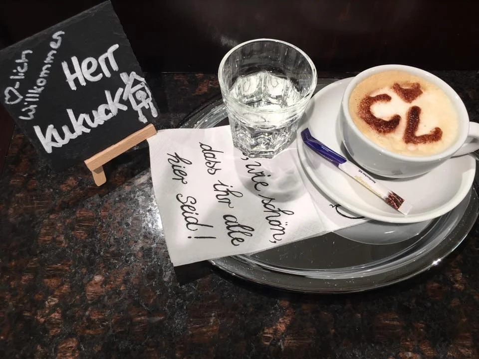 Wenn man so zum Start eines Brainstormings ✍️️ vom Team empfangen wird 🤗 ist man direkt positiv eingestimmt und freut sich 😀 Diese Woche erlebt bei der Capello Lounge in Dresden 👍 und so genießen es täglich alle Kunden im Salon.