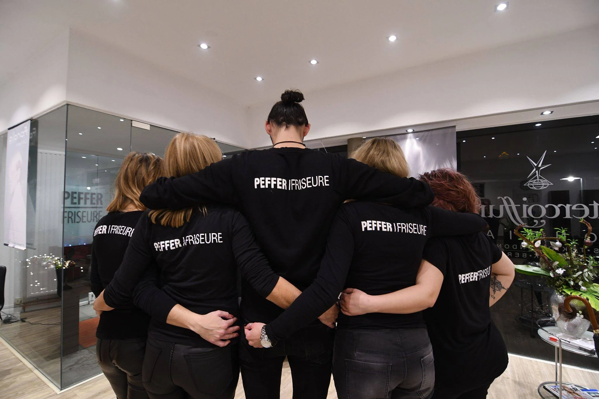 "Einer für alle - alle für einen" Es läuft bei den Peffer Boys & Girls in Solingen https://www.facebook.com/Petra-Peffer-Friseure-146535155482571/ Vor kurzem erfolgte die Aufnahme in die Vereinigung der Intercoiffure, das Team wurde verstärkt, in Kürze startet das nächste Fotoshooting, die Website wird modifiziert, die Stimmung im Team ist phänomenal und alle sind hochmotiviert! Geht doch!