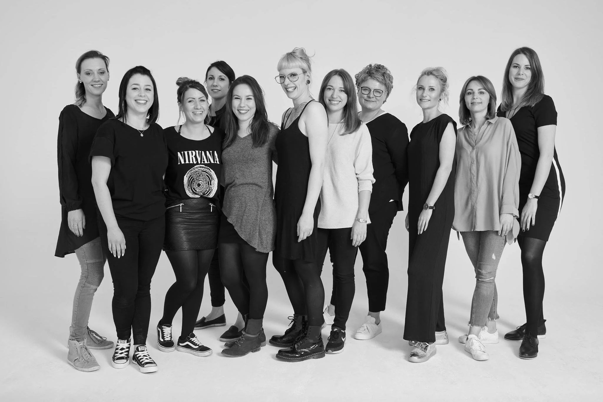 +++ Fotoshooting Haarstudio Wieser +++ Auf dem Foto seht Ihr all die Mitarbeiter vom Unternehmen Haarstudio Wieser https://www.facebook.com/haarstudiowieser/ aus Mammendorf (München) die vor kurzem ein mega cooles Fotoshooting umgesetzt haben. Das Unternehmen ist Flagship Partner von La Biosthetique Paris, hat 5 Salons mit insgesamt 55 Mitarbeitern und gehört zu den erfolgreichsten Friseurunternehmen in der Region München! In diesem Jahr startet die zweite Marketing Kampagne "Wieser Gesicht 2018" Mehr News folgen in Kürze....freut euch also schon jetzt auf tolle Bilder und Arbeiten von einem sehr kreativen und hoch motivierten Team. Mehr News findet Ihr auch auf meiner Instagram Page auf https://www.instagram.com/kukuck_marketingberater/