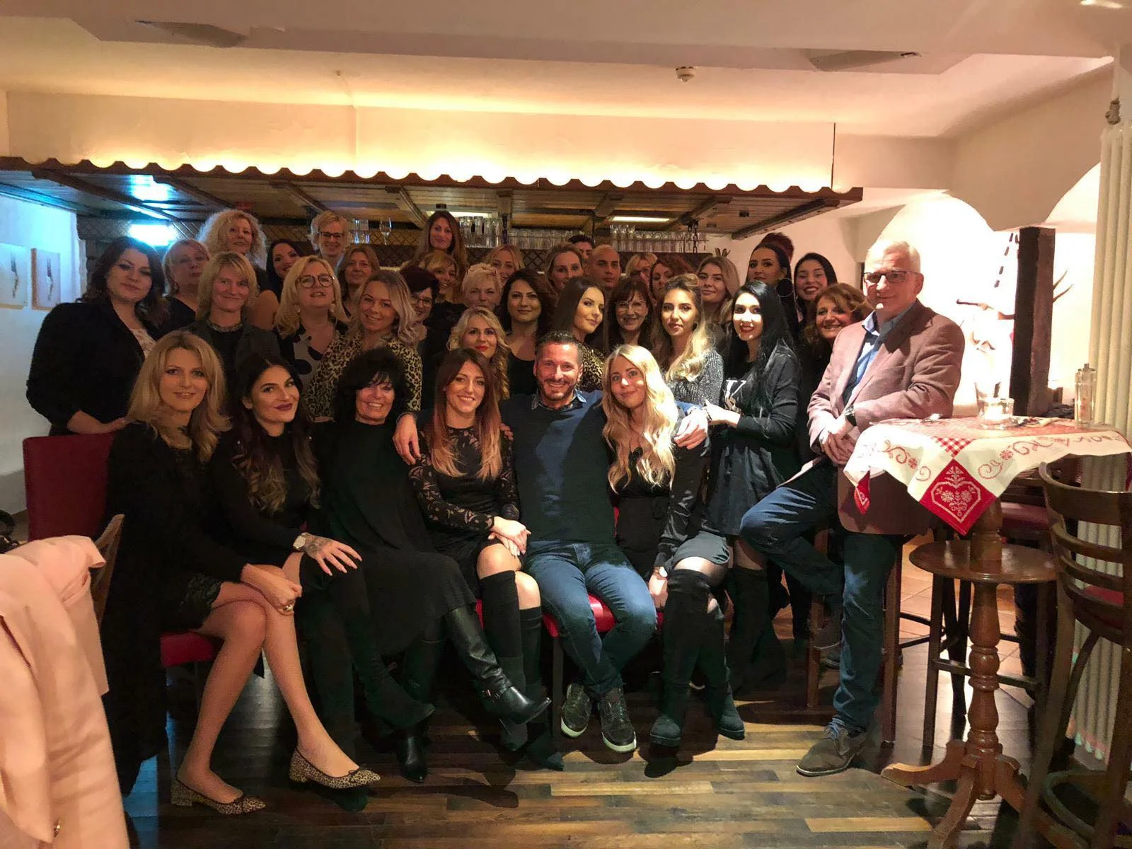 +++ ZWEI TAGE TEAMAUSFLUG IN DIE EIFEL +++ Der Teamausflug und das Jahresmeeting mit den 42 Mitarbeitern vom Friseurunternehmen https://www.instagram.com/einfachschoeneshaar/ war einfach nur GRANDIOS! Wir waren im wunderschönen Landhotel Kallbach in Hürtgenwald und durften dort zwei wunderschöne und sehr erlebnisreiche Tage verbringen. Als erstes fand ein großes gemeinsames Team Frühstück statt und danach der Jahresrückblick auf ein sehr erfolgreiches Jahr 2018. Dann wurden die Unternehmensziele für 2019 präsentiert inklusive der Marketingplanung. Danach startete das Beauty & Wellness Programm im Hotel. Der Abend und besonders die sehr lange Nacht…..😉waren dann das absolute Highlight. Leckeres Essen 😋 Party 🎉 💃 und 1-2 sehr gute Drinks….🍸🍹und dazu eine mega tolle Stimmung. 😄Nach dem gemeinsamen Frühstück ging es dann 2 1/2 Stunden bei Minusgraden zu einem Waldspaziergang um wieder fit zu werden….💪Mein Fazit: Es waren 2 wunderschöne Tage, alle Mitarbeiter sind motiviert bis in die Haarspitzen und sie haben mit Andrea Bäcker die beste und coolste Chefin 😍 überhaupt. Denn sie hat alles organisiert und dieses tolle Event erst möglich gemacht. www.kukuck-marketing.de und Instagram https://www.instagram.com/kukuck_marketingberater/