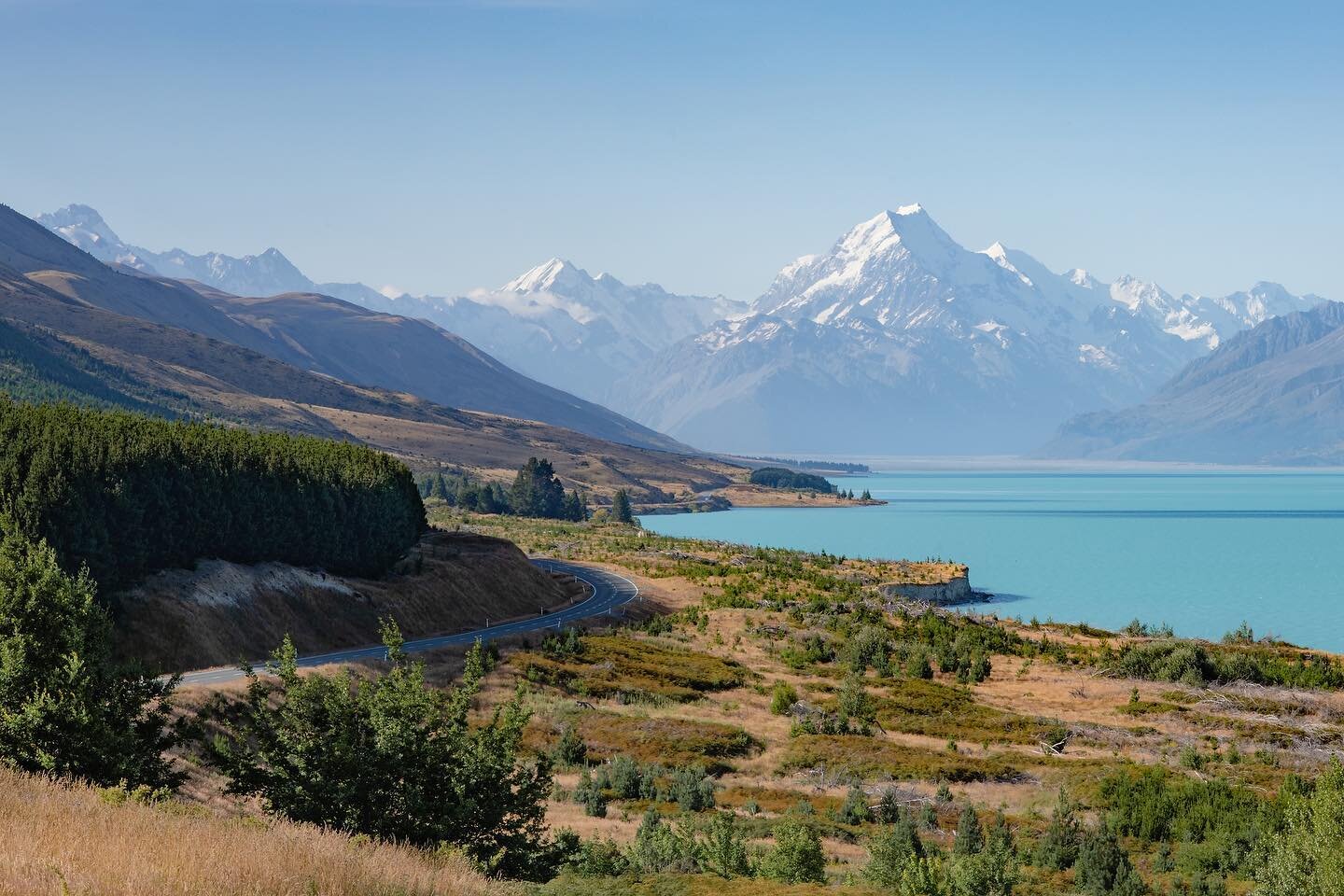 Back on the road after Wanaka, towards the mighty Aoraki / Mount Cook! 💙