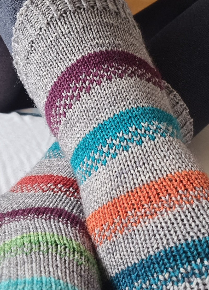 What is the best way to knit socks: Cuff down or toe-up — Louise Tilbrook  Designs