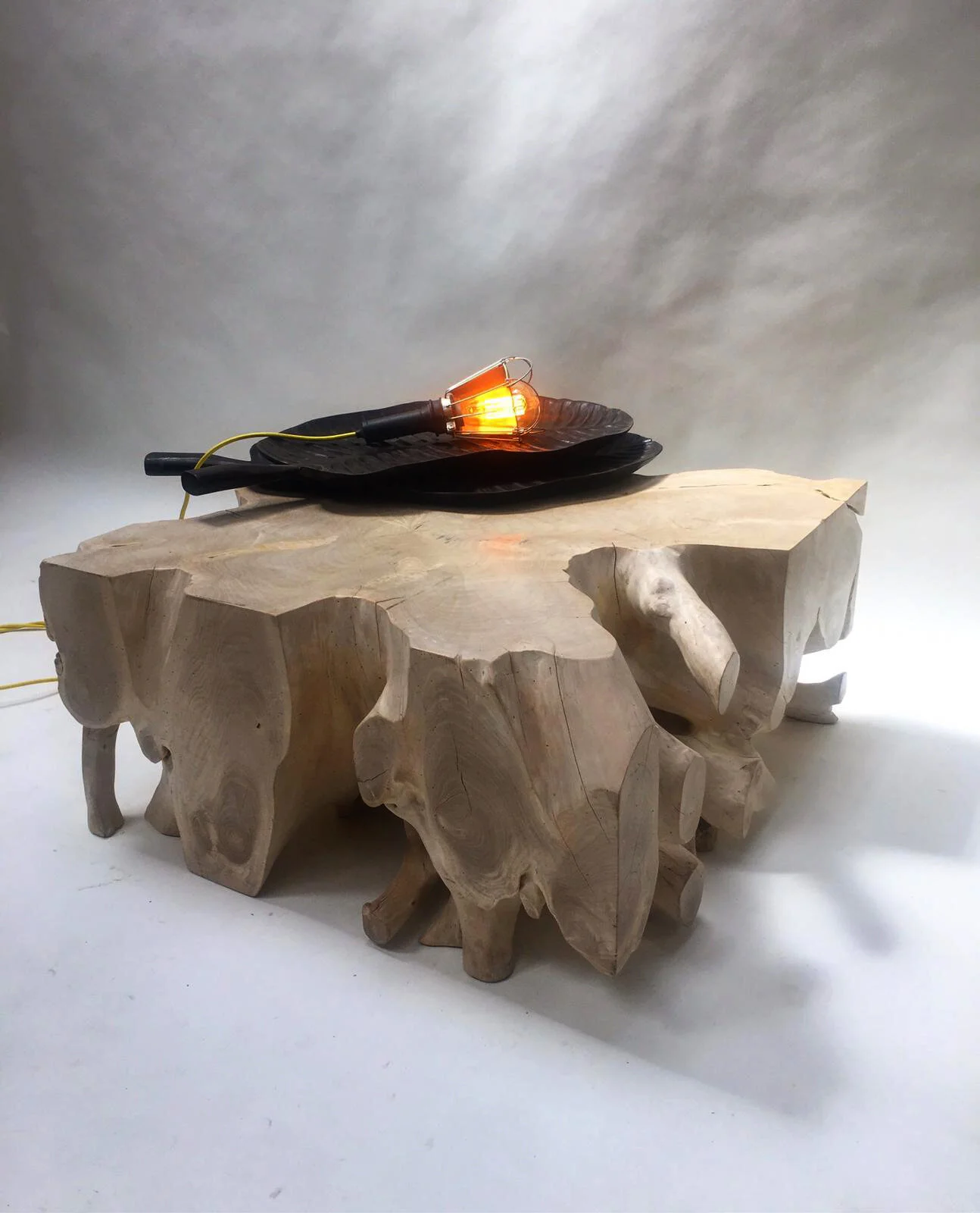 Mesa raíz en teca oxigenada 75x75