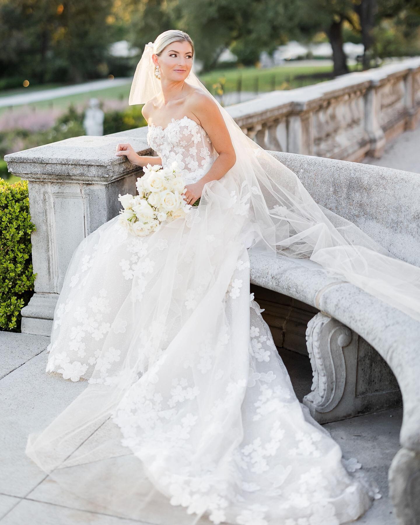 Trending : Statement veils, but make it so it can also be an off the shoulder accent piece!  These details accenting her stunning @mirazwillinger gown and cue chef&rsquo;s kiss - We couldn&rsquo;t love Alyssa look more!! 

Venue - @commodoreperryaube
