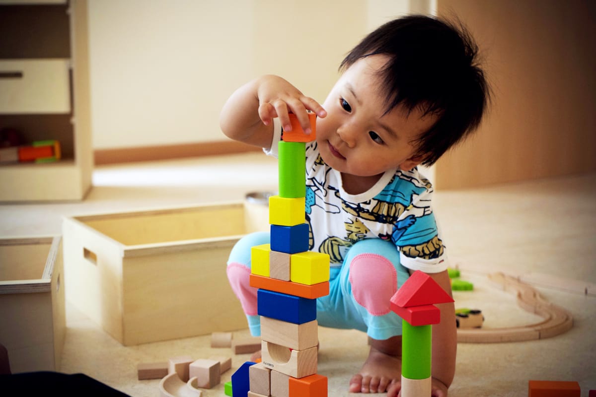 Zilin Liu, one year and 10 months is able to stack, build and play. Picture: Matti Hämäläinen / Yle