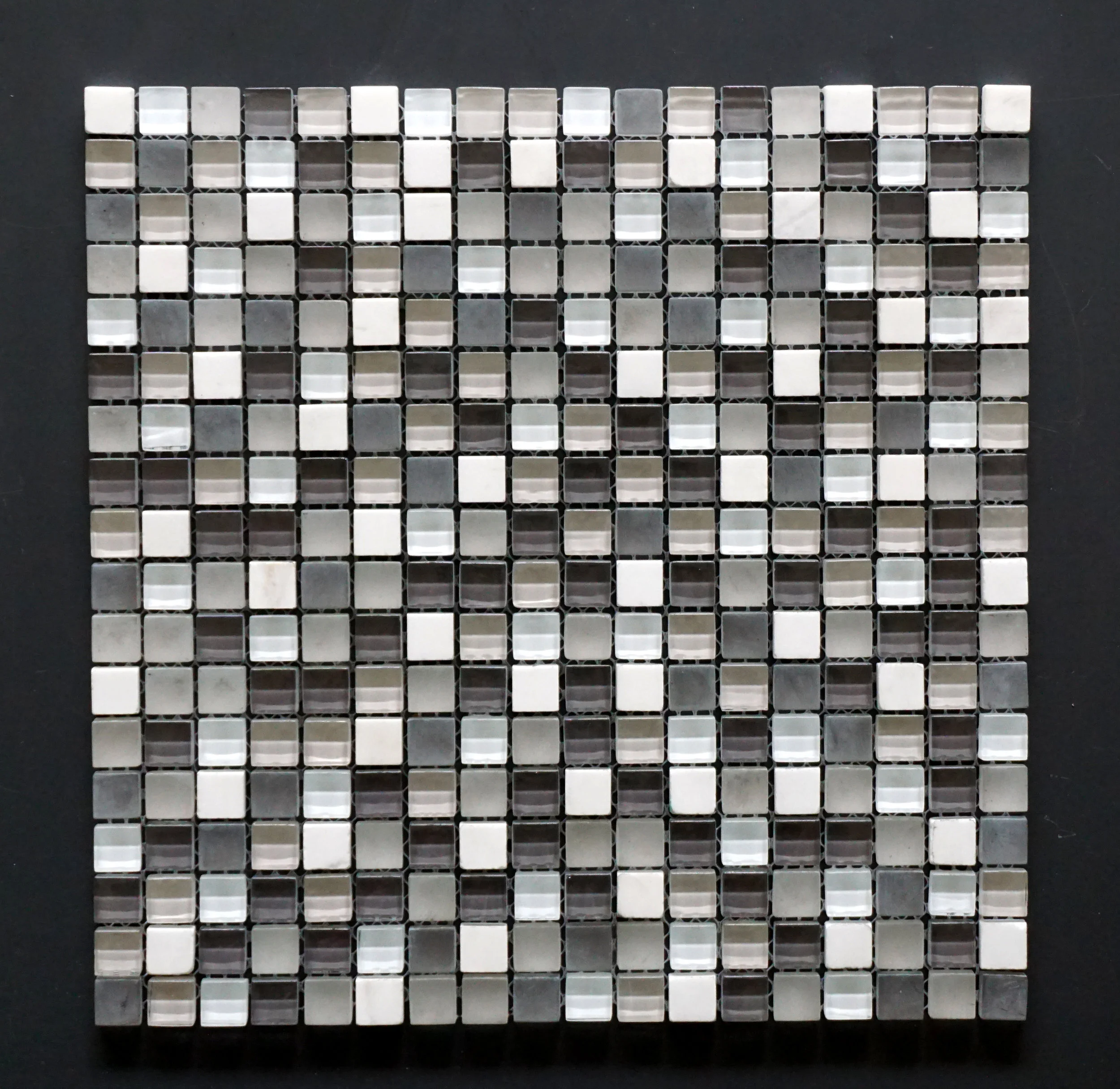MANHATTAN GREY 5/8"X5/8" 11 PC/CTN (10.76 SF); 72 CTN/PLT