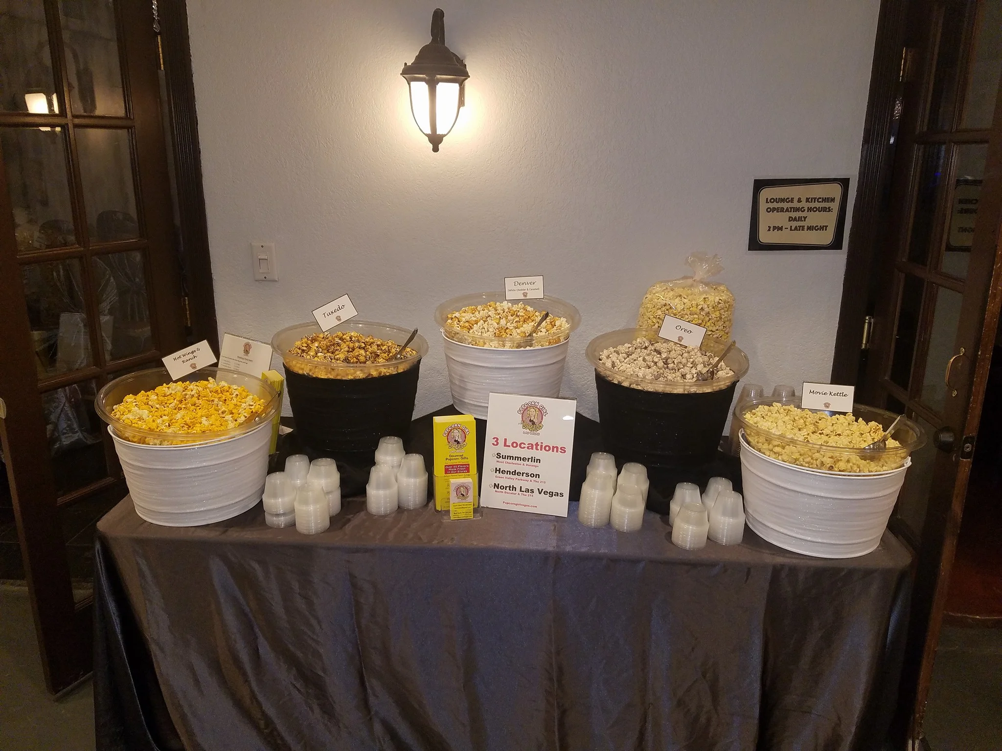 Popcorn girl Table