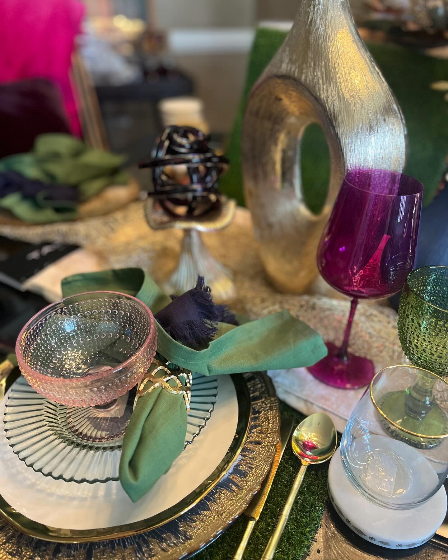 SNEAK PEEK! This year Tablescapes is pairing impactful, memorable experiences with each Tablescape. Showcasing our Sunset Dinner Party Tablescape paired with your very own LIVE BARTENDER EXPERIENCE by @moe_tipsy_bar and @wines4humanity ! Nightlife on