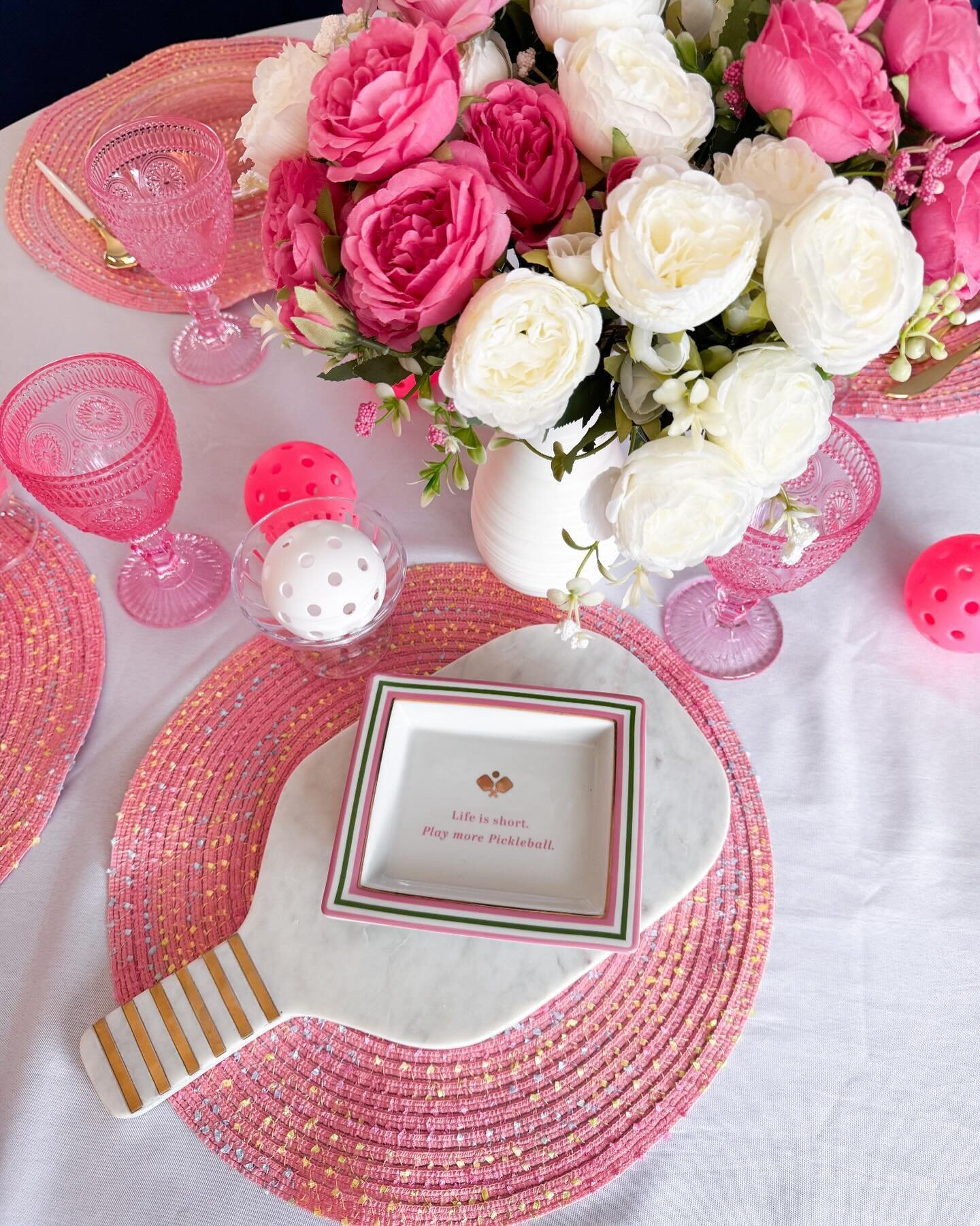 PICKLE &amp; PROSECCO 👟🏓🥂Dink the ball while you clink your prosecco in style! This preppy tablescape is adored with rich greens, tennis whites, girlie pops of pink and gold.  Sponsored by @instep_health @mollyannpainter @denise_marronrealestatebh