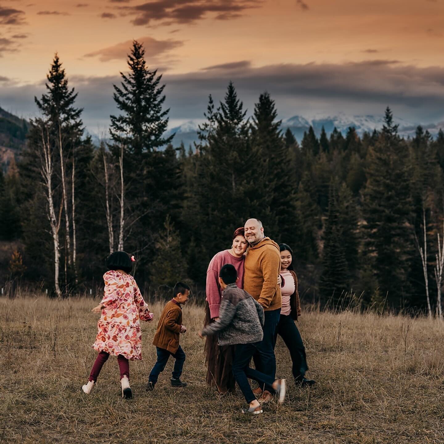 Love this family! 🏔️ 🌅 things don&rsquo;t always go as planned but they show up with the best attitudes for their yearly holiday  photo tradition! 
.
#montanafamily #montanafamilyphotographer #montana #montanacolors #406 #boldemotionalcolorful #mom