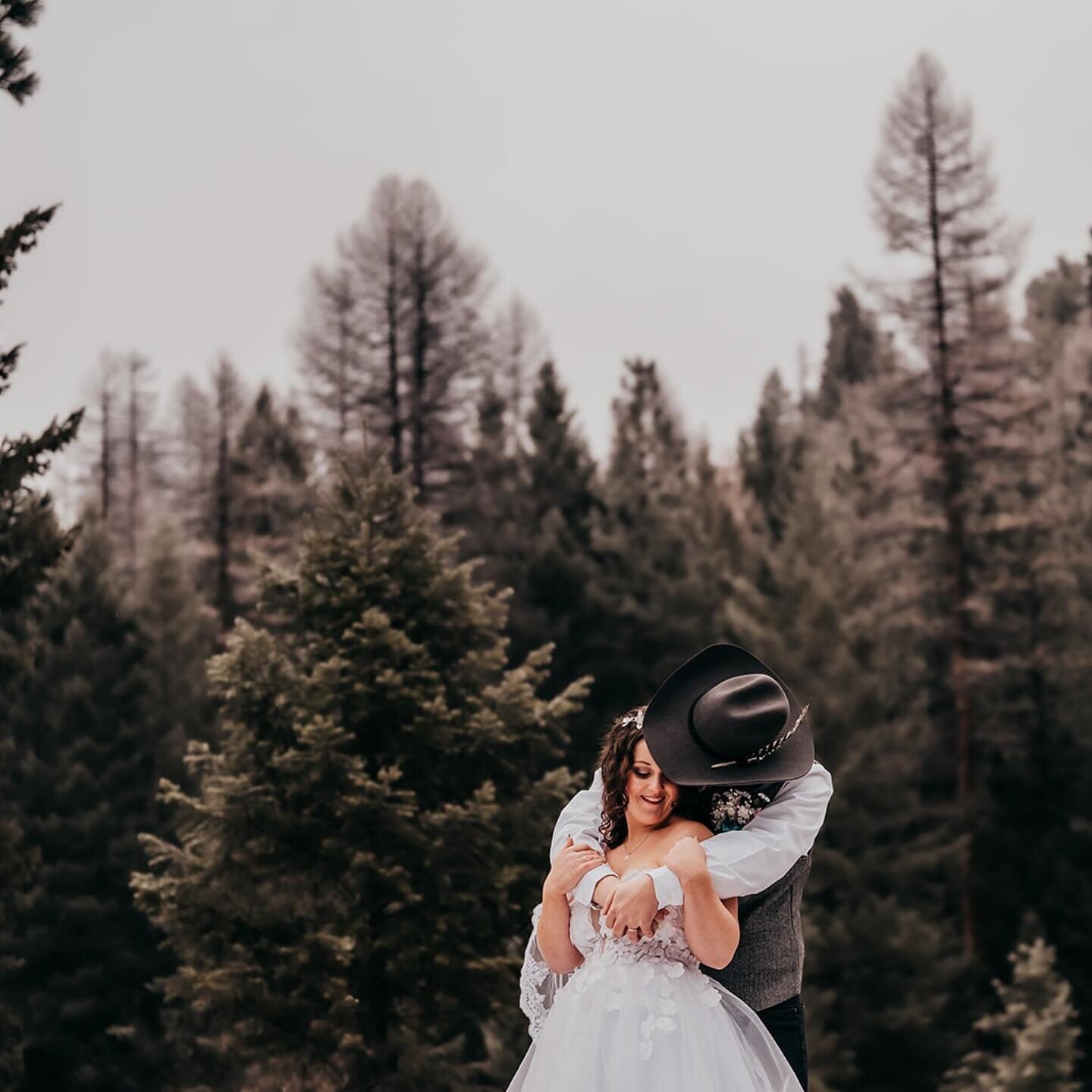 Honestly&hellip; is there a better way to ring in the New Year then to start it together with a New Year Eve&rsquo;s wedding? ❤️ 
❄️ Rowan &amp; Alyssa in the winter wonderland❄️ 
.
#montana #montanawedding #montanaweddingphotographer #montanawedding