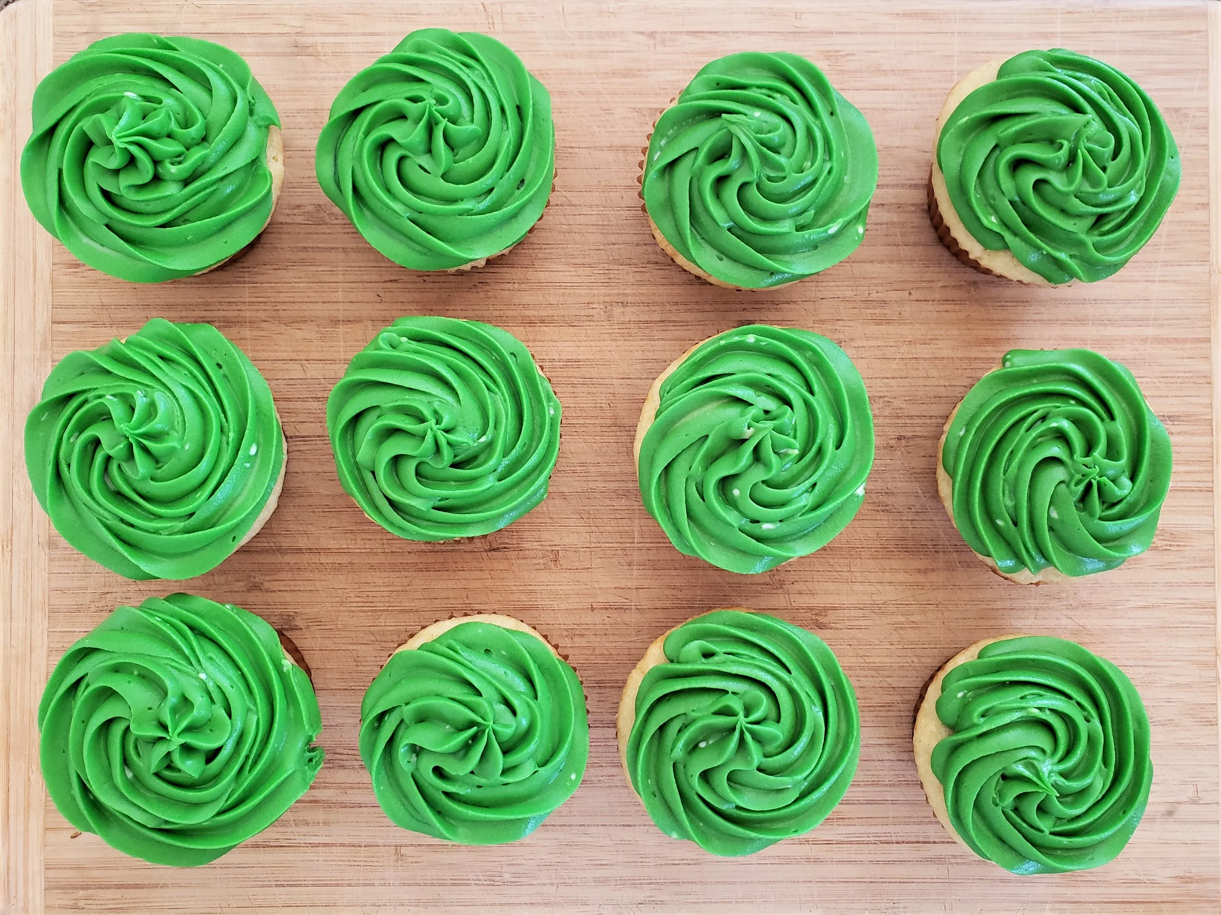 Owl tree cupcake cake: leaf cupcakes
