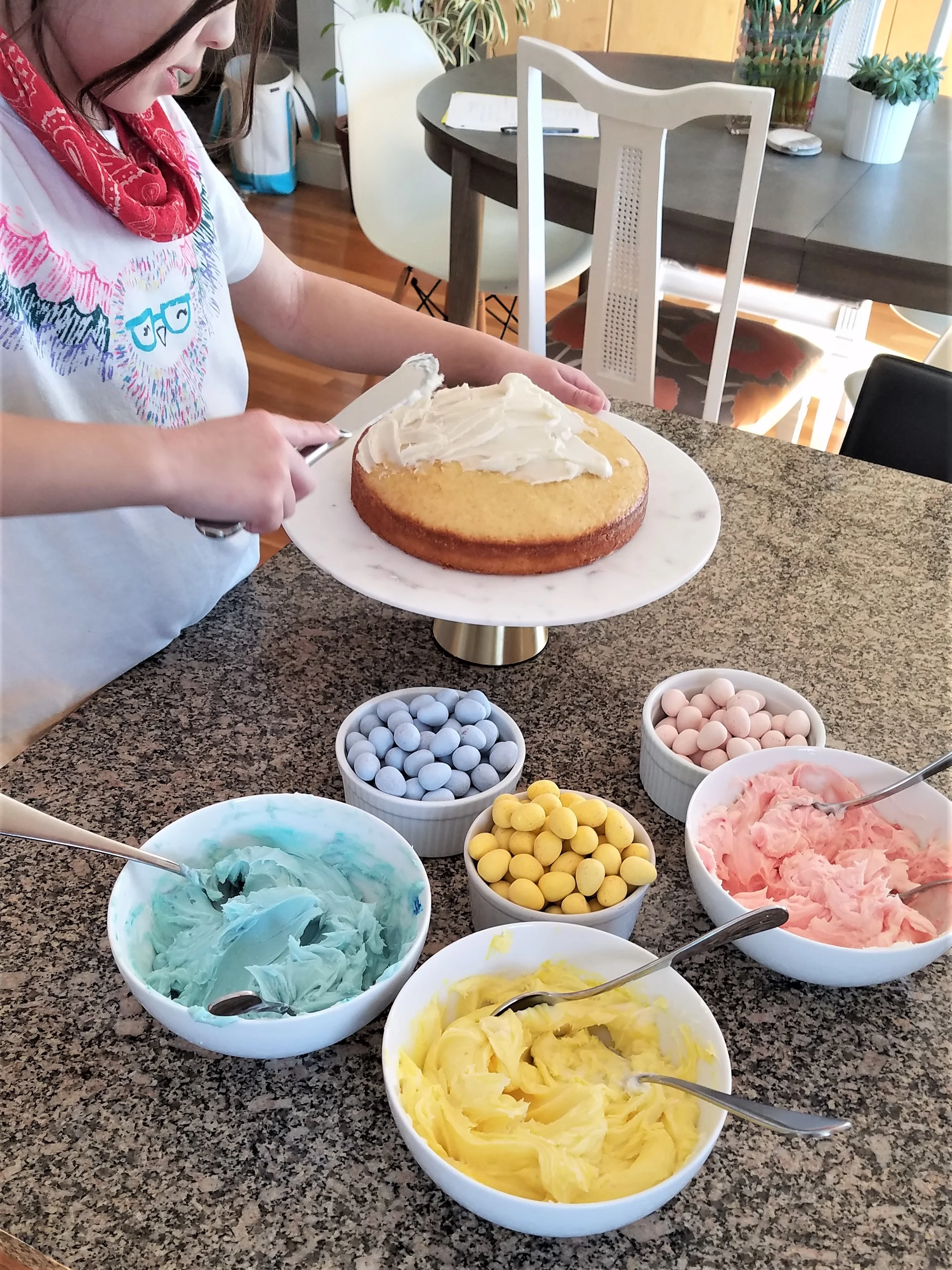 How To Make An Ombré Easter Cake: Kids can also help with icing