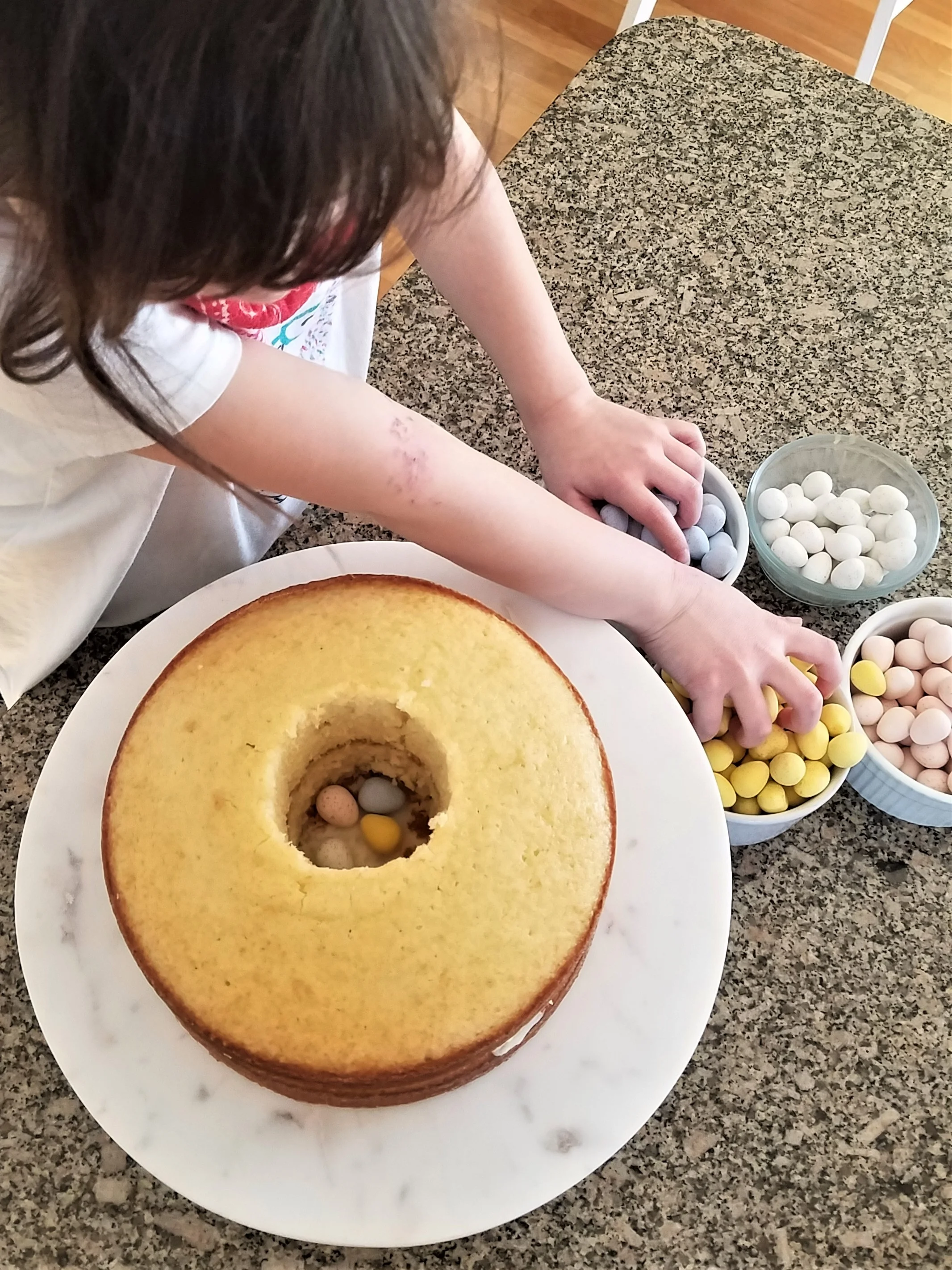 How To Make An Ombré Easter Cake: Create a surprise inside!