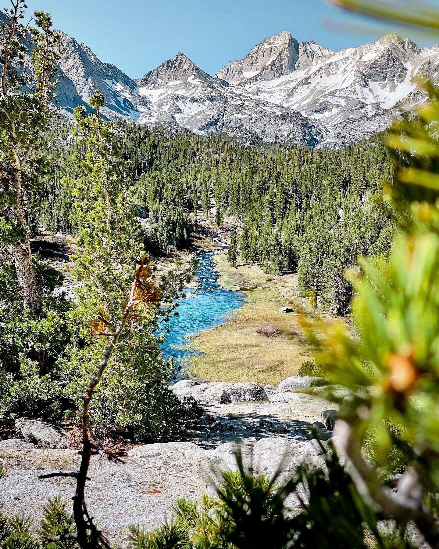 One of the most picturesque views in all of the Sierra! Hard to believe this place is real, even when I&rsquo;m standing there seeing it with my own eyes. And the high altitude just adds to that dreamlike feeling 🙃
.
.
.
📍Payahǖǖnadǖ indigenous lan