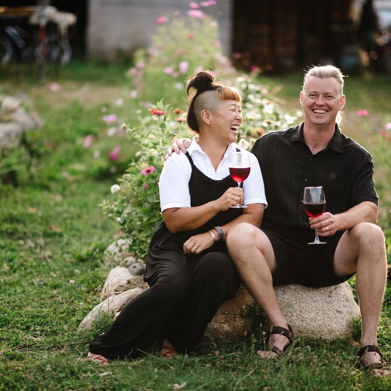 Jill & Ben formed a @southendfarmwinery almost 18yrs ago “with a dream but no money,” after drinking “a particularly meh bottle of wine.” Like many, they didn’t let the fact that neither one of them had farming backg
