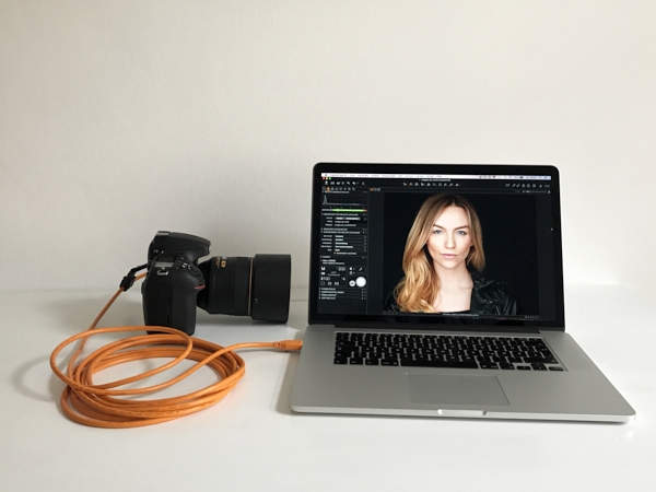 Beim tethered shooting wird die Kamera über ein Datenkabel mit dem Computer verbunden.