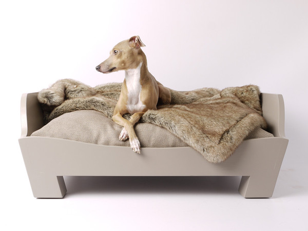 charley-chau-bespoke-raised-wooden-dog-bed-000_grande.jpg